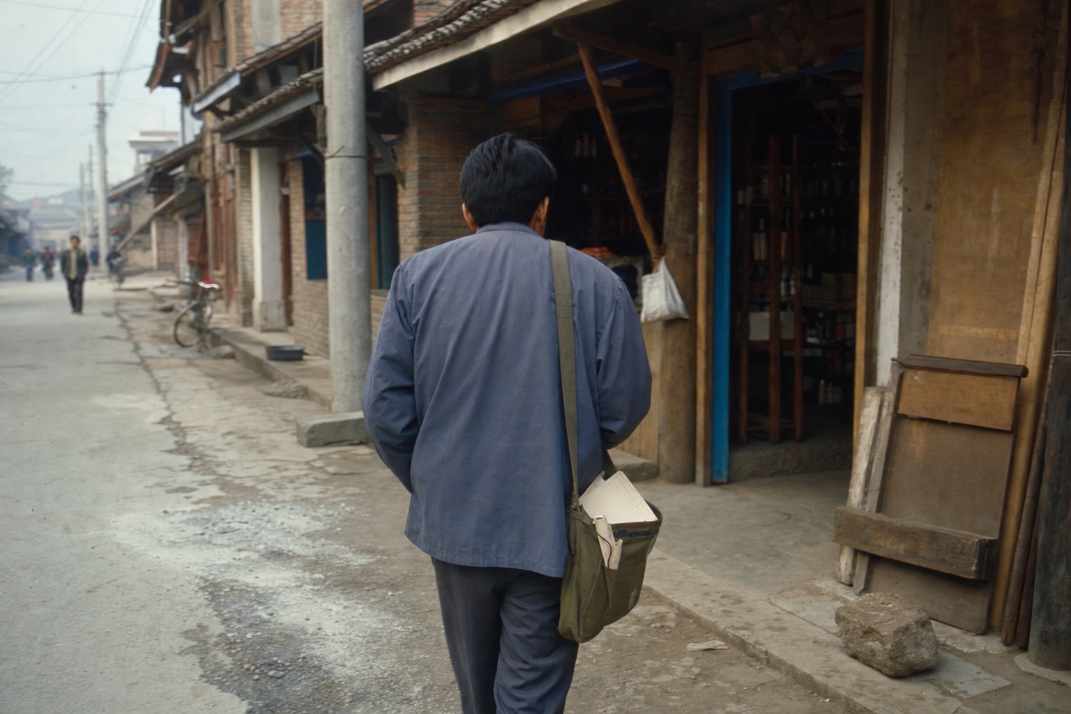 AI 辅助行业叙事场景：酒水经销商带着客户本走向街边终端
